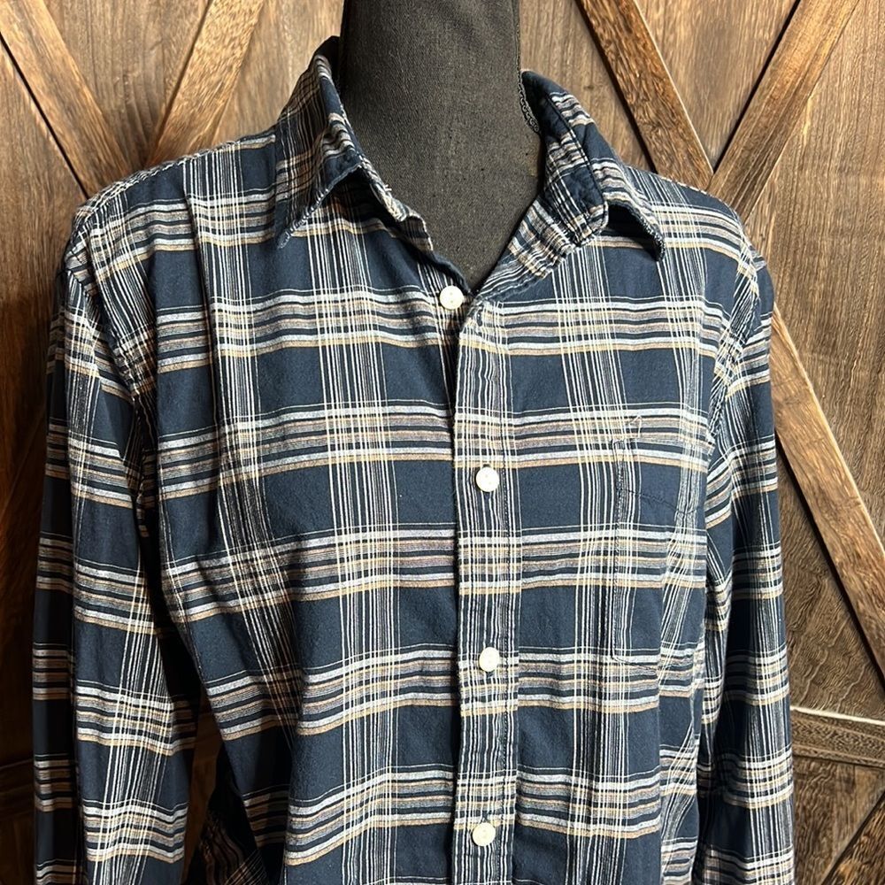 Mutual Weave button up top - Picture 2 of 7
